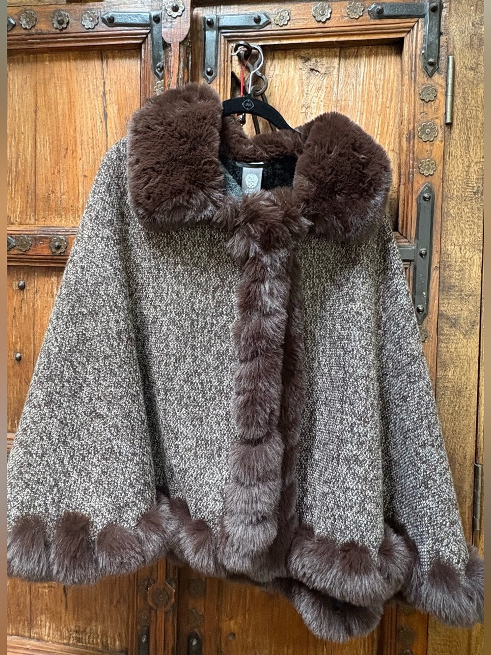 Vince Camuto Lurex Faux Fur Trim
Cape / Shawl / Poncho EUC OS